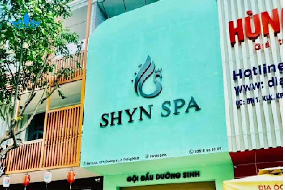 Mặt tiền của Shyn Spa với thiết kế hiện đại và biển hiệu nổi bật trên đường phố.