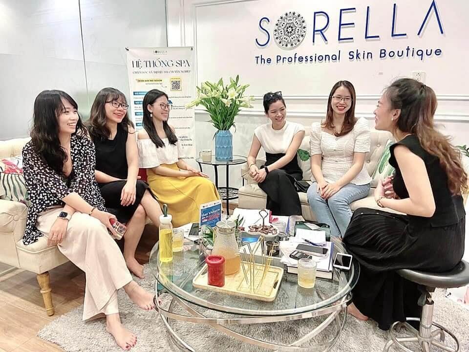 Nhóm phụ nữ trò chuyện vui vẻ tại spa Sorella, không gian thư giãn và chăm sóc da chuyên nghiệp.