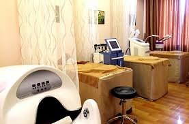 Phòng spa hiện đại với giường massage và thiết bị chăm sóc da chuyên nghiệp.
