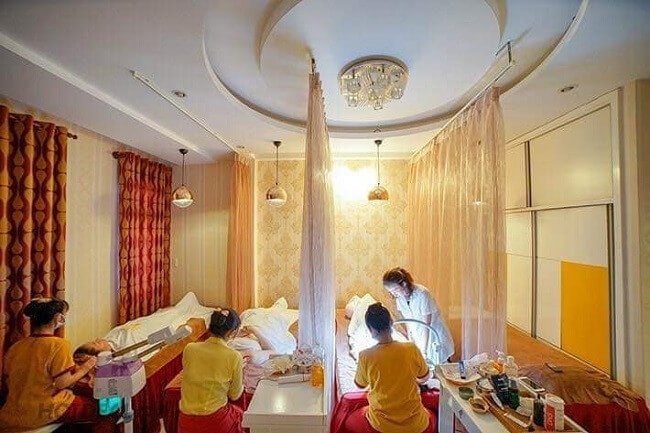 Phòng spa thư giãn với liệu trình chăm sóc da mặt chuyên nghiệp, nhân viên phục vụ khách hàng tận tình.