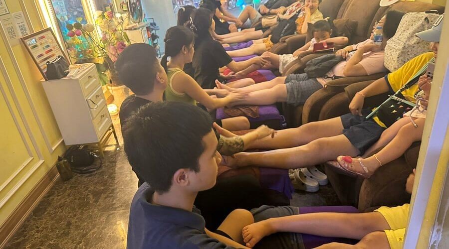 Khách hàng thư giãn tại spa với dịch vụ massage chân, không gian ấm cúng và thoải mái.
