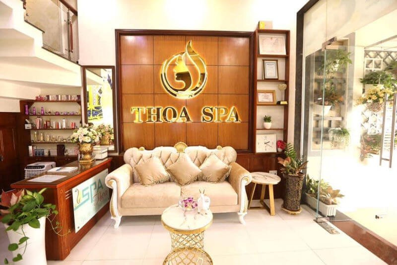 Nội thất sang trọng của Thoa Spa với ghế sofa nệm êm và bàn tiếp khách, không gian thư giãn và tinh tế.