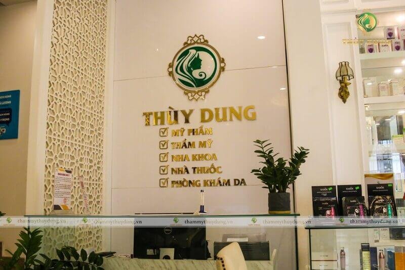 Bảng hiệu của một cơ sở với các dịch vụ mỹ phẩm, thẩm mỹ, nha khoa, nhà thuốc, phòng khám da.