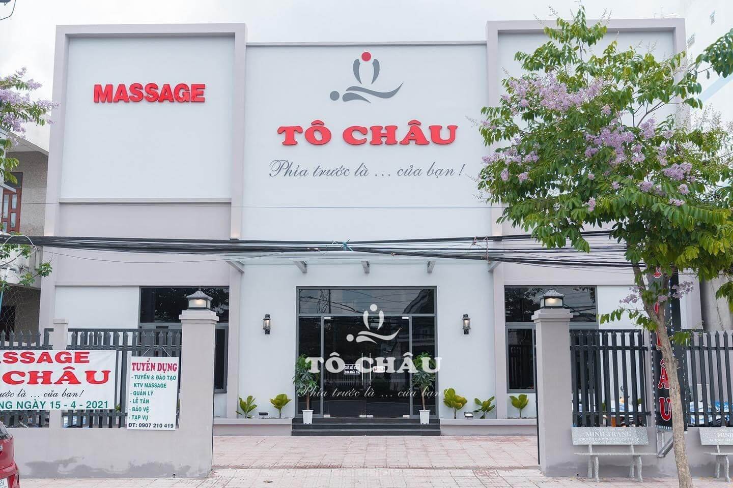 Mặt tiền trung tâm massage Tô Châu với cây xanh và biển hiệu rõ ràng.