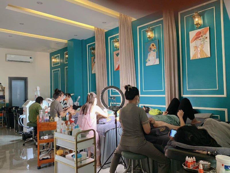 Spa làm đẹp với các chuyên viên chăm sóc khách hàng. Không gian thoáng mát, trang trí sang trọng và hiện đại.