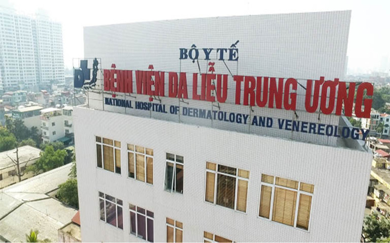 Tòa nhà bệnh viện với bảng hiệu lớn, nằm trong khu vực đô thị, có nhiều cửa sổ và tầm nhìn ra các tòa nhà khác.