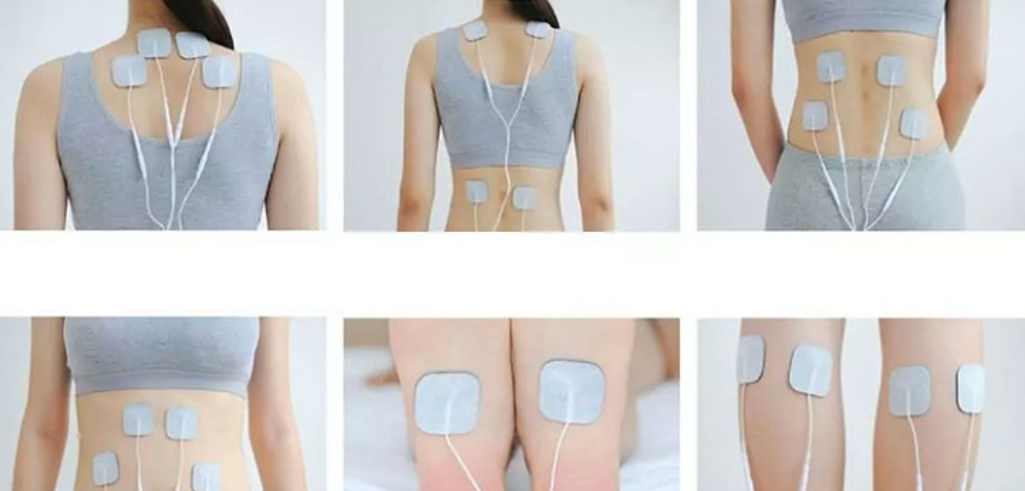 Người mặc đồ tập với miếng dán xung điện trên lưng và đùi, dùng cho liệu pháp kích thích cơ.