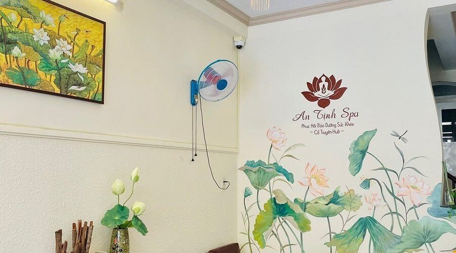 Khách hàng đang thư giãn với dịch vụ gội đầu Phú Nhuận tại An Tịnh Spa.