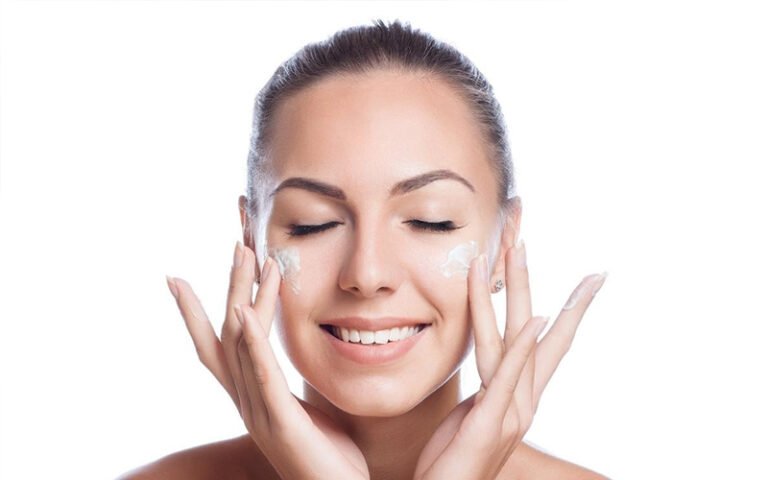 Lợi Ích Và Cách Mát Xa Mặt Buổi Sáng Để Da Sáng Mịn