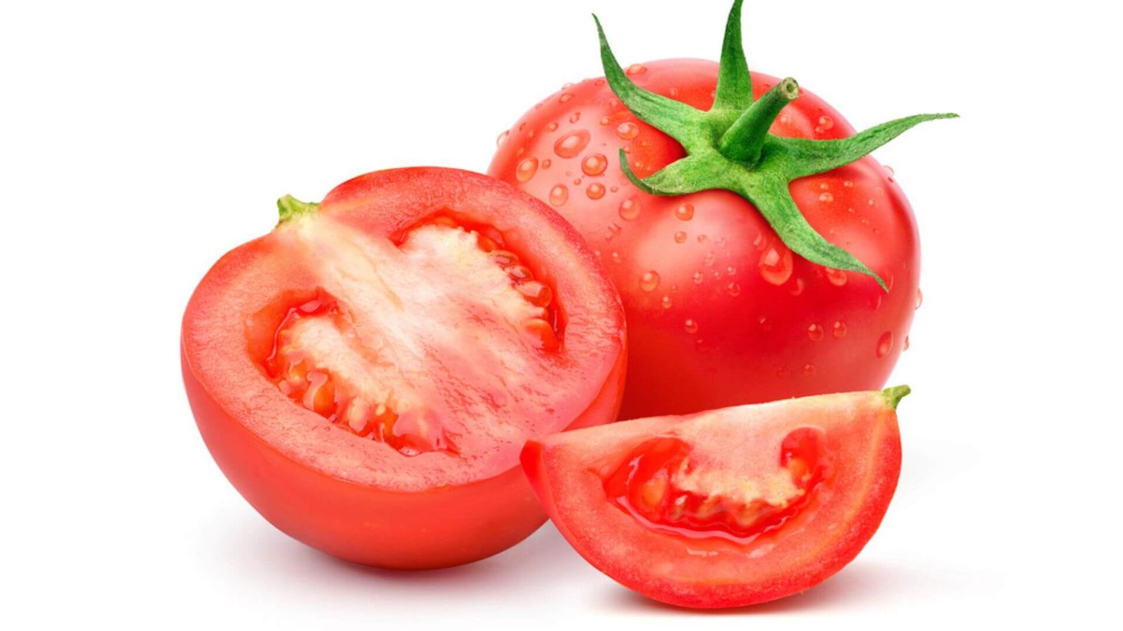 Hình ảnh một quả cà chua đỏ tươi, một quả cắt đôi và một miếng cắt lát trên nền trắng.