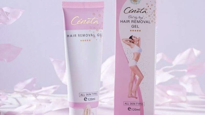 Hộp và tuýp gel tẩy lông Cenota, nền hồng nhạt, trang trí bằng hoa văn và họa tiết.