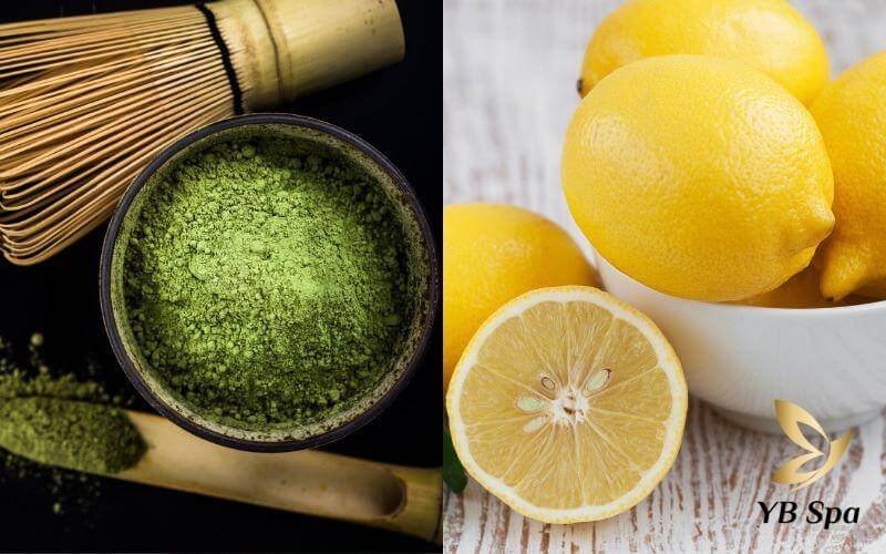 Bột xanh trong bát cạnh dụng cụ tre, bên trái là chanh vàng nguyên quả và cắt lát trong bát.