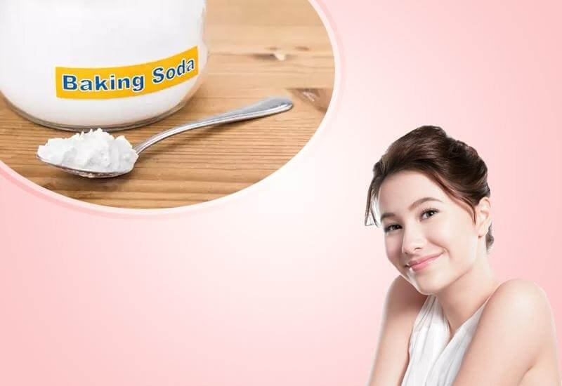Hình ảnh gồm một lọ baking soda và một người phụ nữ cười trên nền màu hồng.
