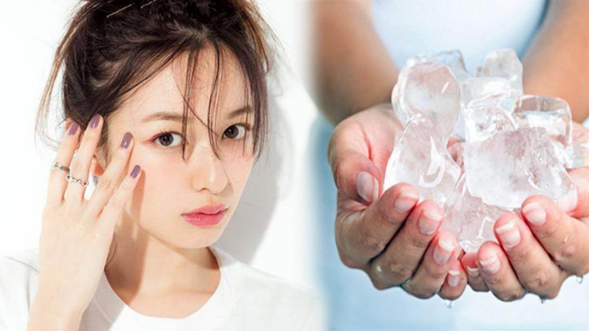Người phụ nữ chạm mặt bên trái và đôi tay cầm đá viên bên phải.