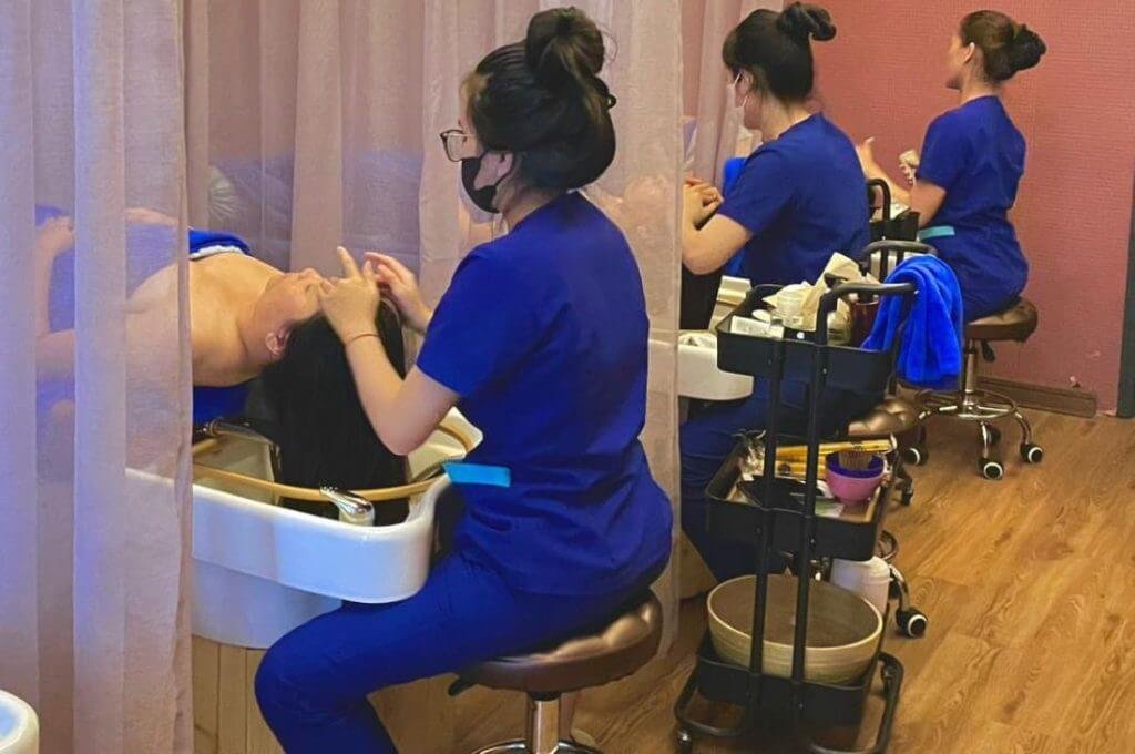 Sản phẩm thảo dược thiên nhiên được sử dụng trong quy trình gội đầu Phú Nhuận tại Hymn Spa.