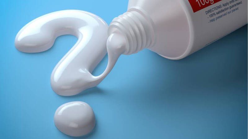 Tuýp kem bóp ra hình dấu hỏi trên nền xanh.