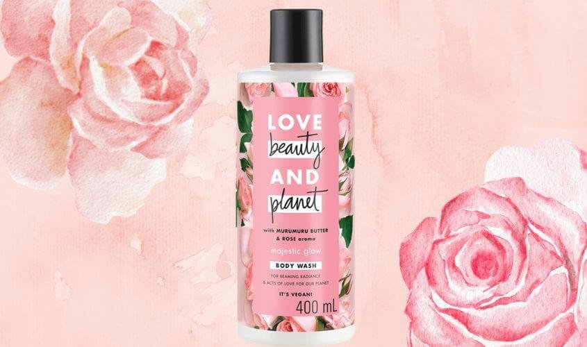 Chai sữa tắm 400ml với thiết kế hoa hồng và nhãn hiệu "Love Beauty and Planet" trên nền hồng.