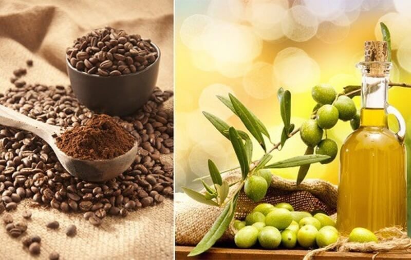 Hạt cà phê và bột cà phê bên trái, chai dầu ô liu và quả ô liu tươi bên phải trên nền sáng.