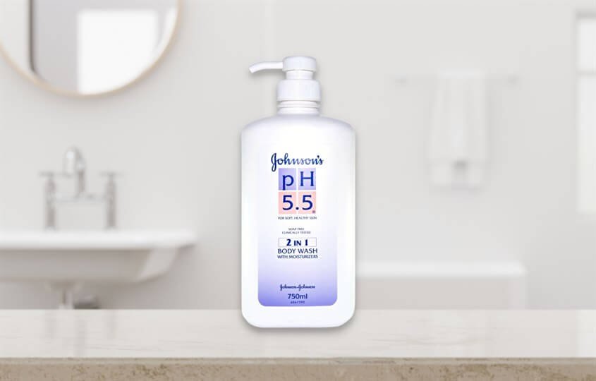 Chai sữa tắm pH 5.5 dung tích 750ml đặt trên bề mặt phẳng trong phòng tắm sáng sủa.
