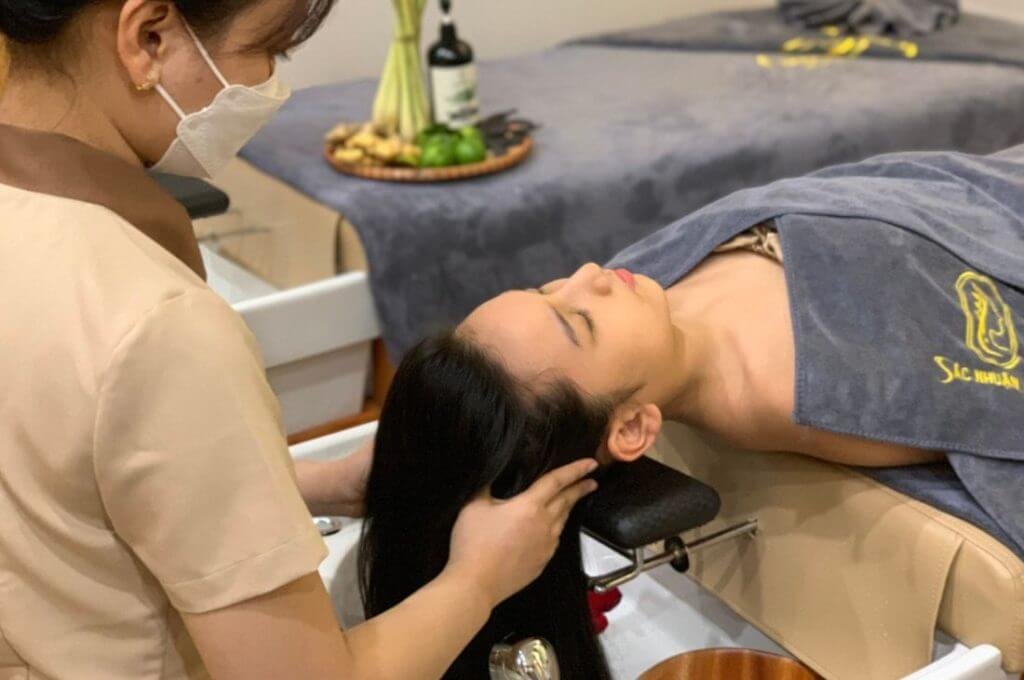 Trải nghiệm gội đầu Phú Nhuận thư giãn tại Sắc Nhuận Khang với các bước chăm sóc chuyên sâu.