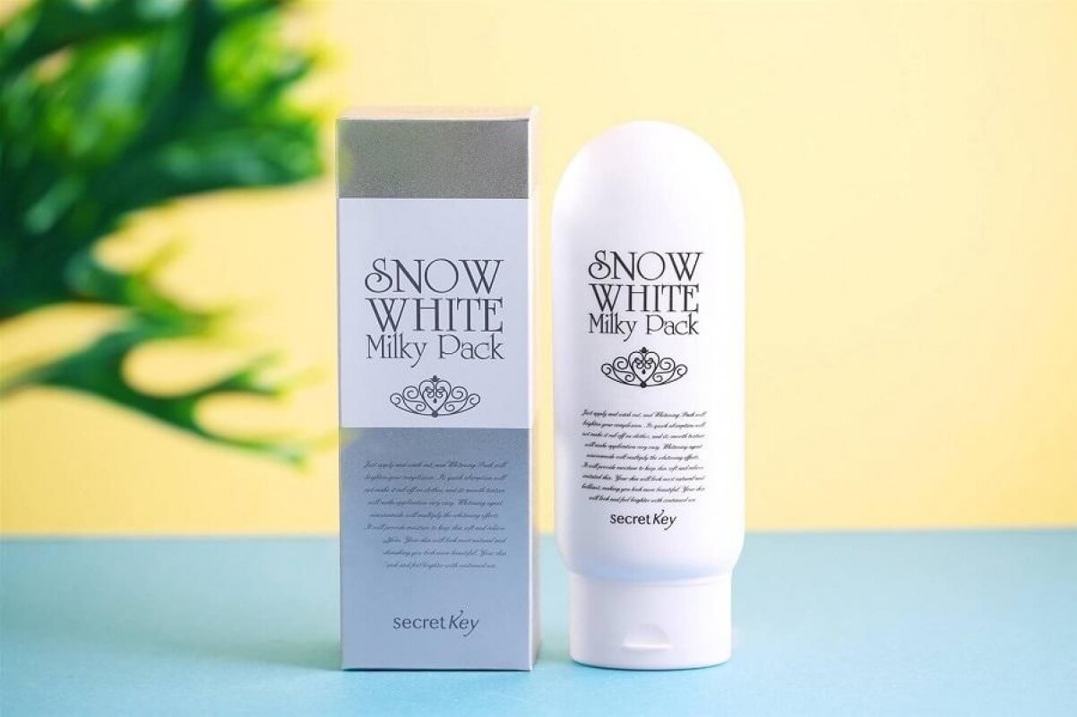 Hộp và chai sản phẩm dưỡng da Snow White Milky Pack trên nền xanh và vàng.