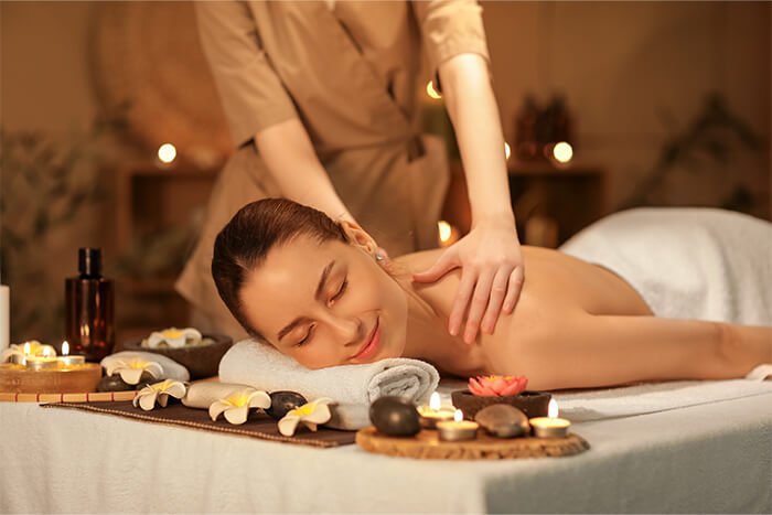 Phục hồi năng lượng và đánh tan mệt mỏi với dịch vụ massage trị liệu chất lượng cao ở Spa Hoa Nguyệt Quế.