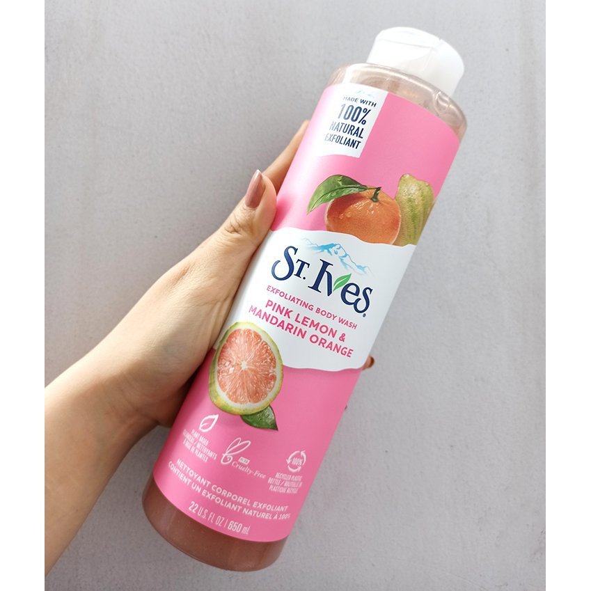 Tay cầm chai sữa tắm St. Ives hương chanh hồng và cam Mandarin trên nền xám.
