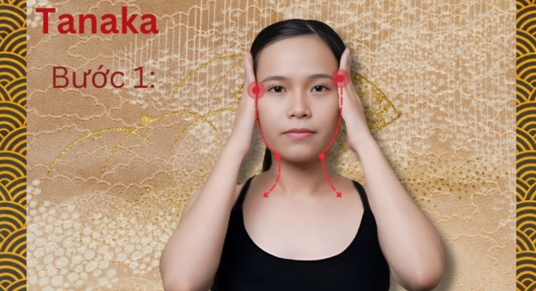Người phụ nữ đang thực hiện động tác massage mặt, nền trang trí họa tiết truyền thống, chữ "Tanaka Bước 1".