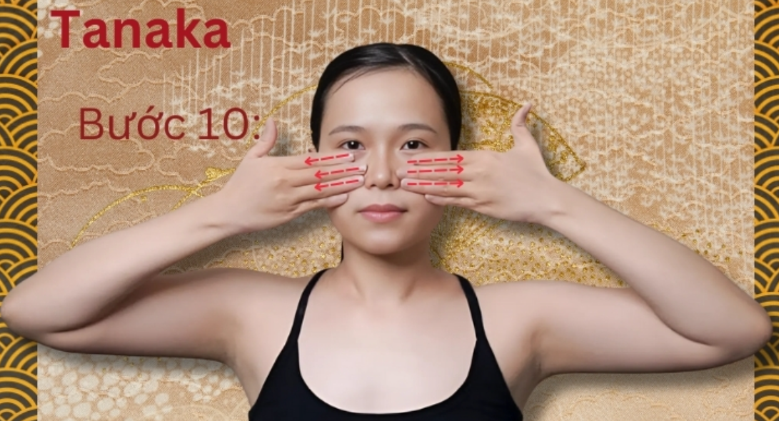 Người thực hiện động tác massage mặt theo hướng dẫn với mũi tên đỏ chỉ hướng trên nền hoa văn.