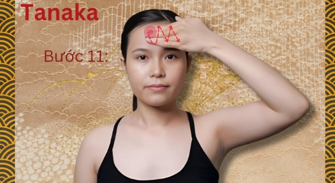 Người phụ nữ thực hiện động tác massage trán theo hướng dẫn trên nền họa tiết truyền thống.