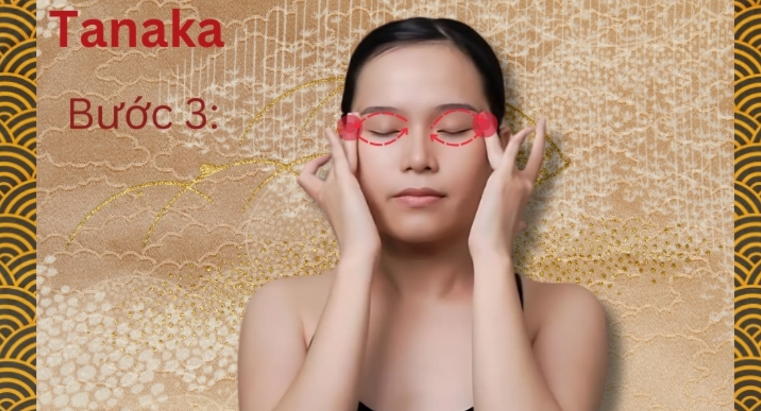 Người phụ nữ đang thực hiện động tác massage mặt với tay đặt gần mắt, có hướng dẫn bằng mũi tên trên nền họa tiết.