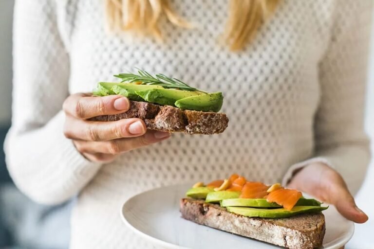 Ăn Bánh Mì Có Nổi Mụn Không? Lưu Ý Quan Trọng Cho Làn Da