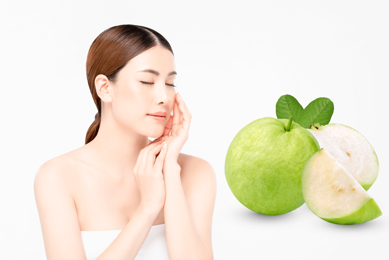 Người phụ nữ chạm vào má, mắt nhắm, bên cạnh là quả ổi xanh và lát cắt, nền trắng.