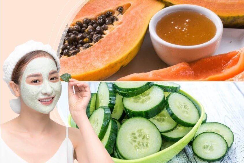 Người đắp mặt nạ, bên cạnh là đĩa đu đủ, mật ong và dưa leo thái lát.