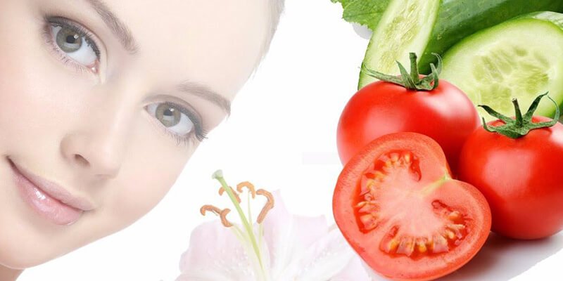 Khuôn mặt tươi cười bên cạnh rau củ gồm cà chua và dưa leo, tượng trưng cho sự tươi mát và tự nhiên.