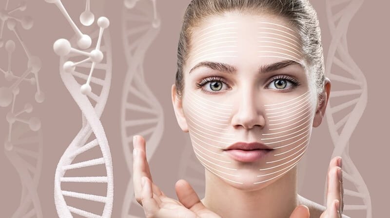 Người đang chạm vào mặt với các đường phác họa, nền là hình ảnh chuỗi DNA và phân tử.