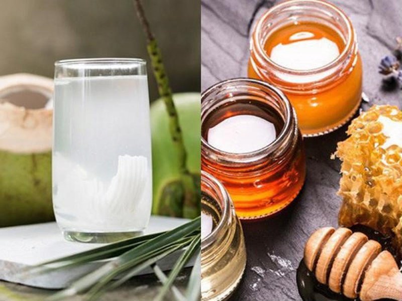 Ly nước dừa tươi bên trái và các hũ mật ong trên bàn đá bên phải.