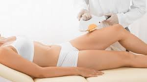Người đang thực hiện liệu pháp tẩy lông chân bằng thiết bị chuyên dụng trong môi trường spa.