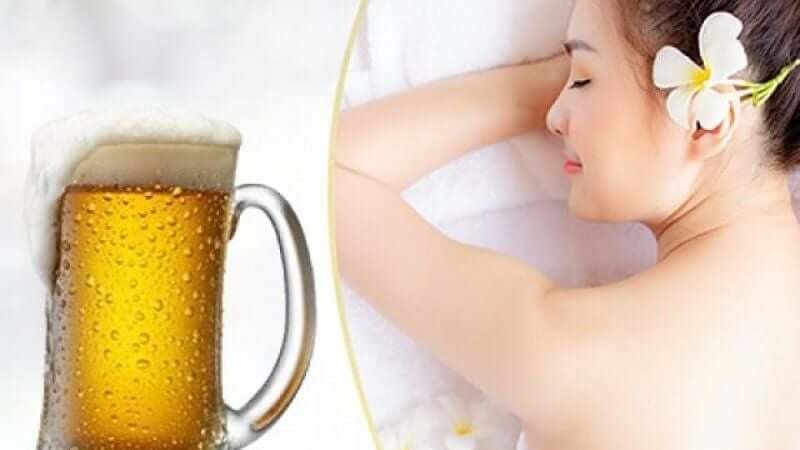 Cốc bia đầy bọt bên trái và người phụ nữ thư giãn với hoa trên tóc bên phải.