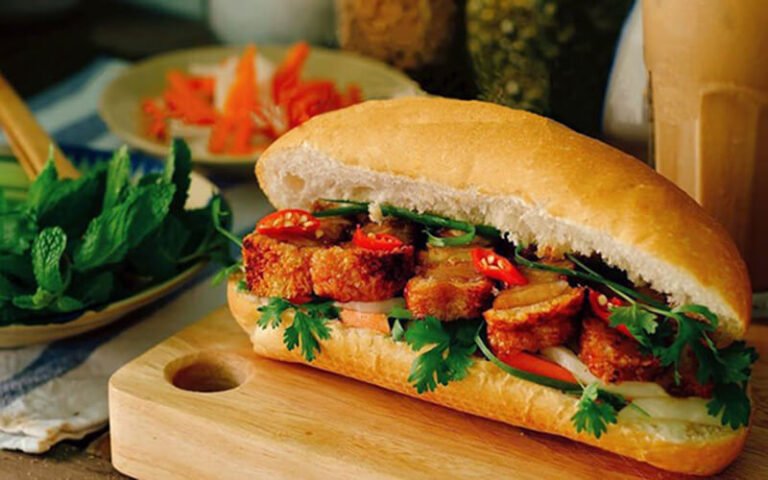 1Ổ bánh mì heo quay bao nhiêu calo? Ăn có béo không