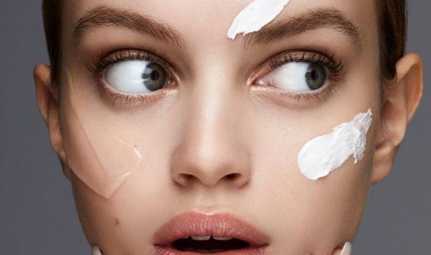 Khám phá phương pháp làm đẹp Meso white: ưu điểm, lưu ý cho người mới 2 Người mẫu với kem dưỡng trên mặt, mắt nhìn sang bên, nền xám.
