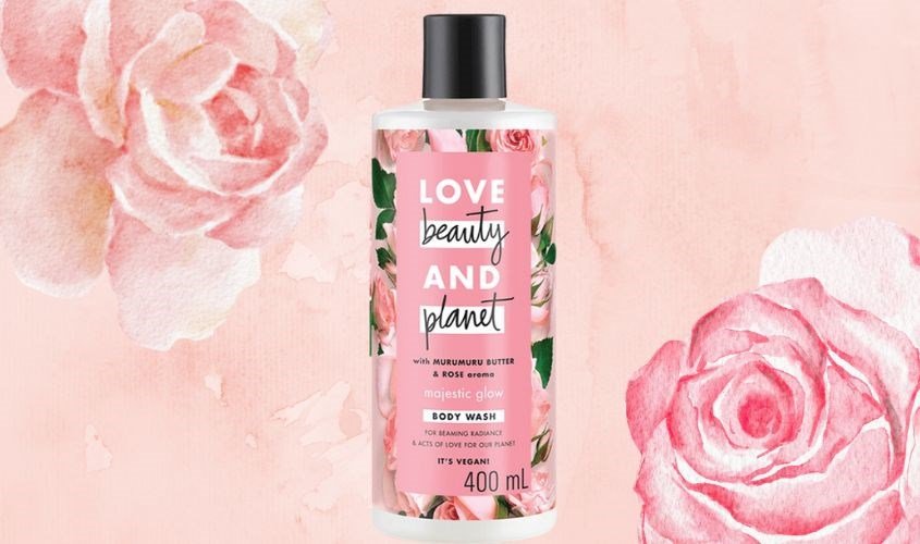 Chai sữa tắm 400ml với thiết kế hoa hồng trên nền hồng, nhãn hiệu "Love Beauty and Planet".
