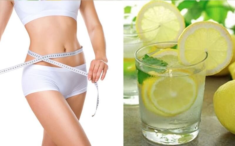 Hình ảnh một người cầm thước dây quanh eo và một ly nước chanh với lát chanh và lá bạc hà.