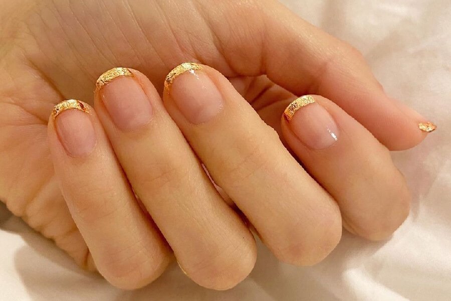 Top 15+ Mẫu Sơn Đầu Móng Kim Tuyến Đẹp Sang Trọng, Cuốn Hút 4 Bàn tay với móng tay sơn kiểu Pháp, đầu móng trang trí bằng vàng ánh kim, nền màu tự nhiên.