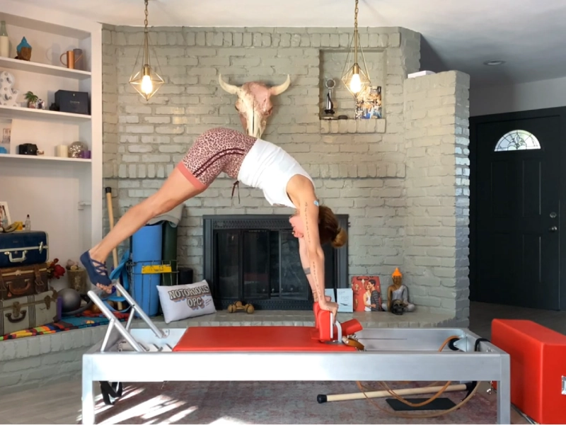 bai-tap-pilates-control-push-ups-front-tren-reformer-2-1 Các bước thực hiện Control Push Ups Front trên Reformer.