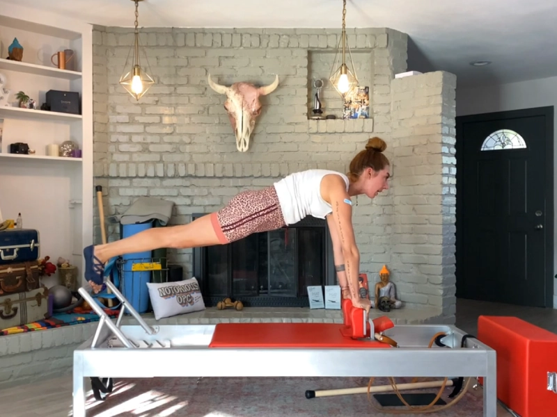 bai-tap-pilates-control-push-ups-front-tren-reformer-3-1 Các bước thực hiện Control Push Ups Front trên Reformer.