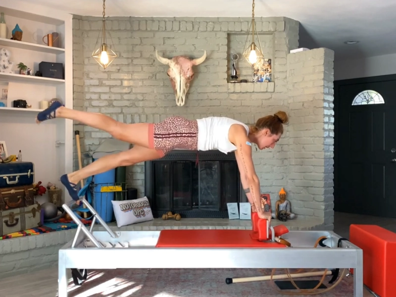 bai-tap-pilates-control-push-ups-front-tren-reformer-4 Các bước Các bước thực hiện Control Push Ups Front trên Reformer.