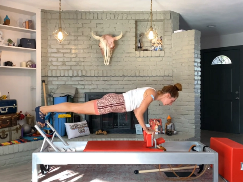 bai-tap-pilates-control-push-ups-front-tren-reformer-5 Các bước Các bước thực hiện Control Push Ups Front trên Reformer.