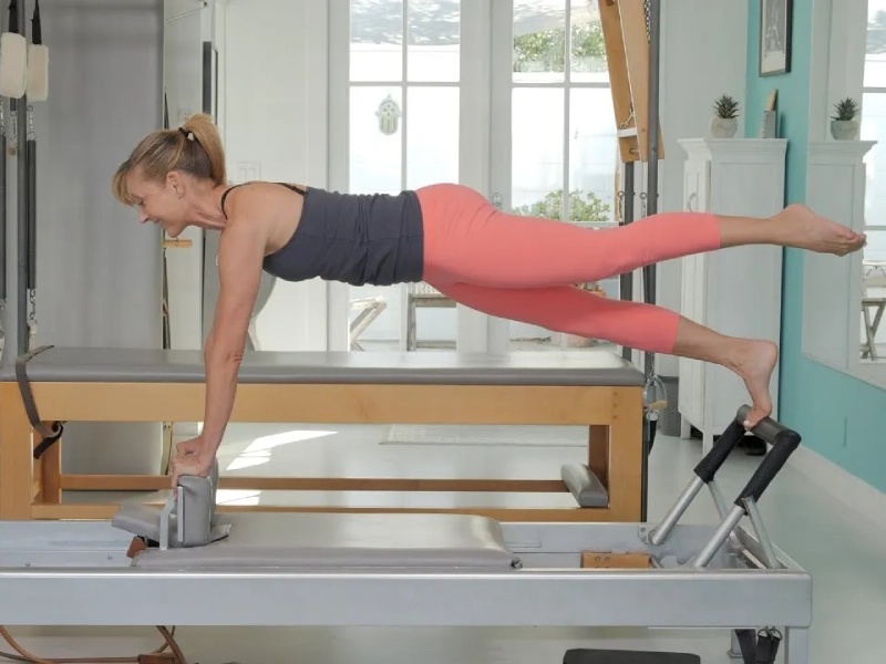 bai-tap-pilates-control-push-ups-front-tren-reformer-6 Lợi ích của bài tập Control Push Ups Front trên máy tập Reformer