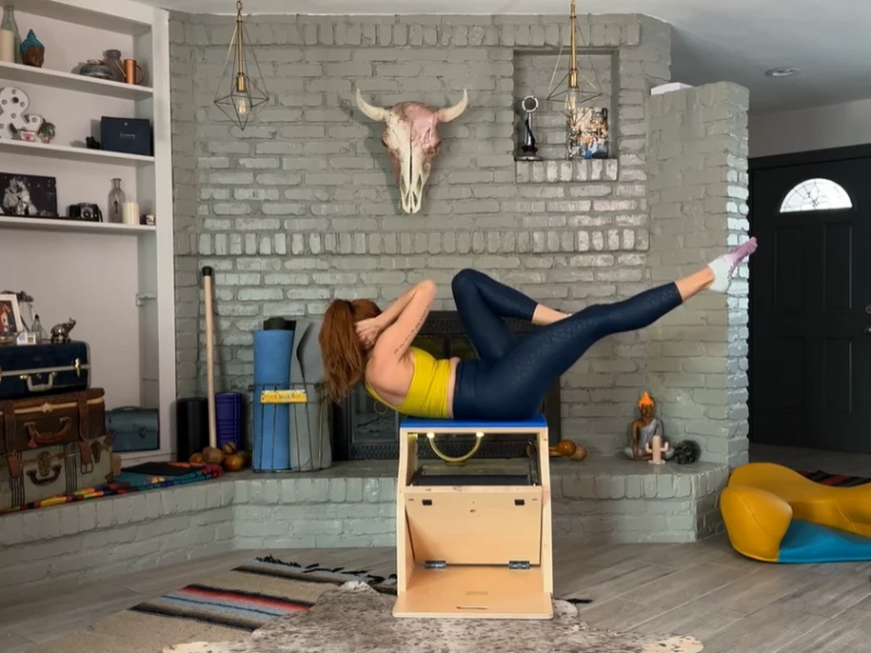 Thực hiện chuyển động duỗi chân.